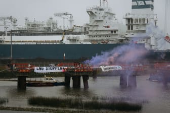 "LNG Stoppen": Die Aktivisten rollten ein Banner bei ihrer Aktion aus.