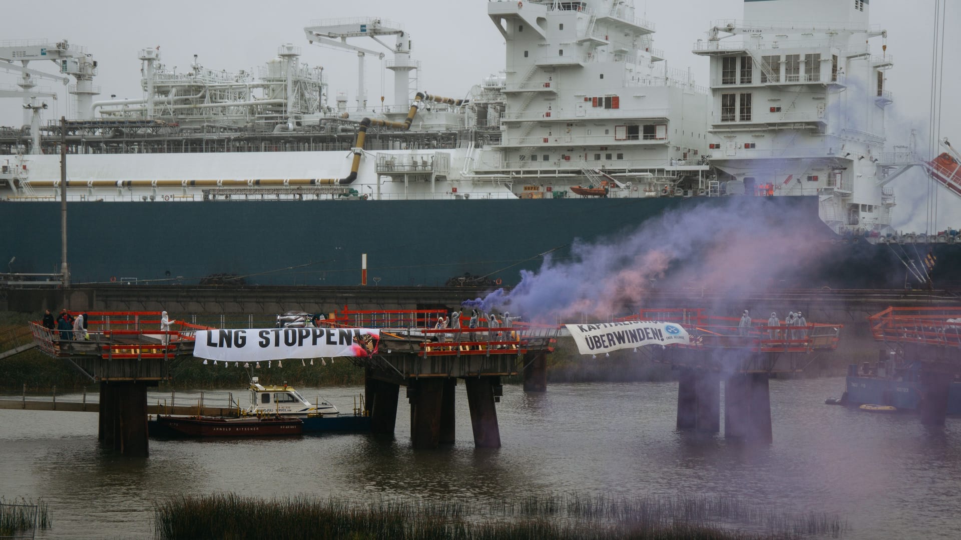 "LNG Stoppen": Die Aktivisten rollten ein Banner bei ihrer Aktion aus.