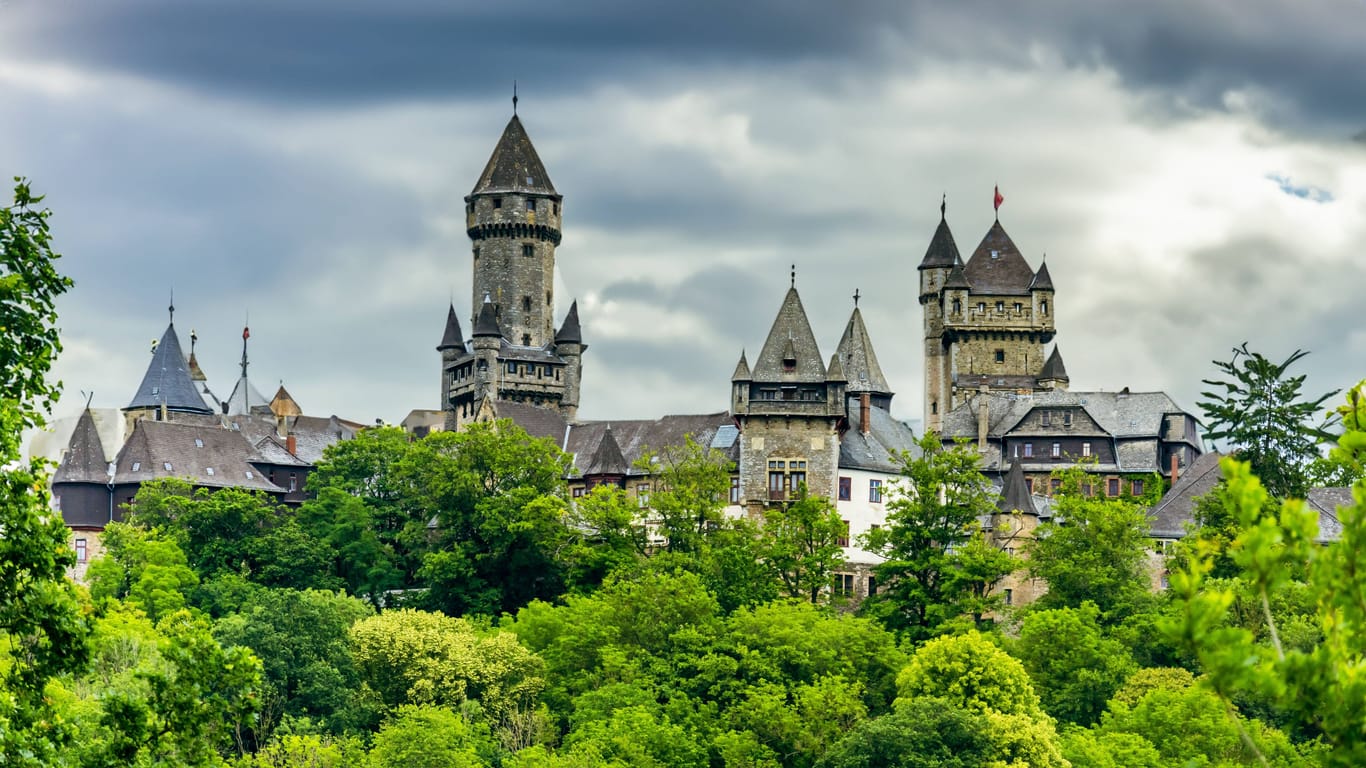 Das Schloss Braunfels liegt auf einer Basaltkuppe westlich des Luftkurortes Braunfels im mittelhessischen Lahn-Dill-Kreis. Seit dem 13. Jahrhundert ist es Sitz der Grafen von Solms und befindet sich noch im 21. Jahrhundert im Familienbesitz der Grafen von Oppersdorff zu Solms-Braunfels.Das Schloss Braunfels dominiert die Landschaft weit hinein bis zum Lahntal und kann als landschaftliches und kulturgeschichtliches Gegenstück zu Schloss Schaumburg im unteren Lahntal gesehen werden. Der Aus- und Umbau Ende des 19. Jahrhunderts gehört zu einer Phase des schöpferischen Historismus in neogotischen Elementen, in der bewusst eigene Formen verwendet wurden. Als einer der bedeutendsten Schlossumbauten des Historismus kommt Braunfels eine hohe überregionale Bedeutung zu.[1]