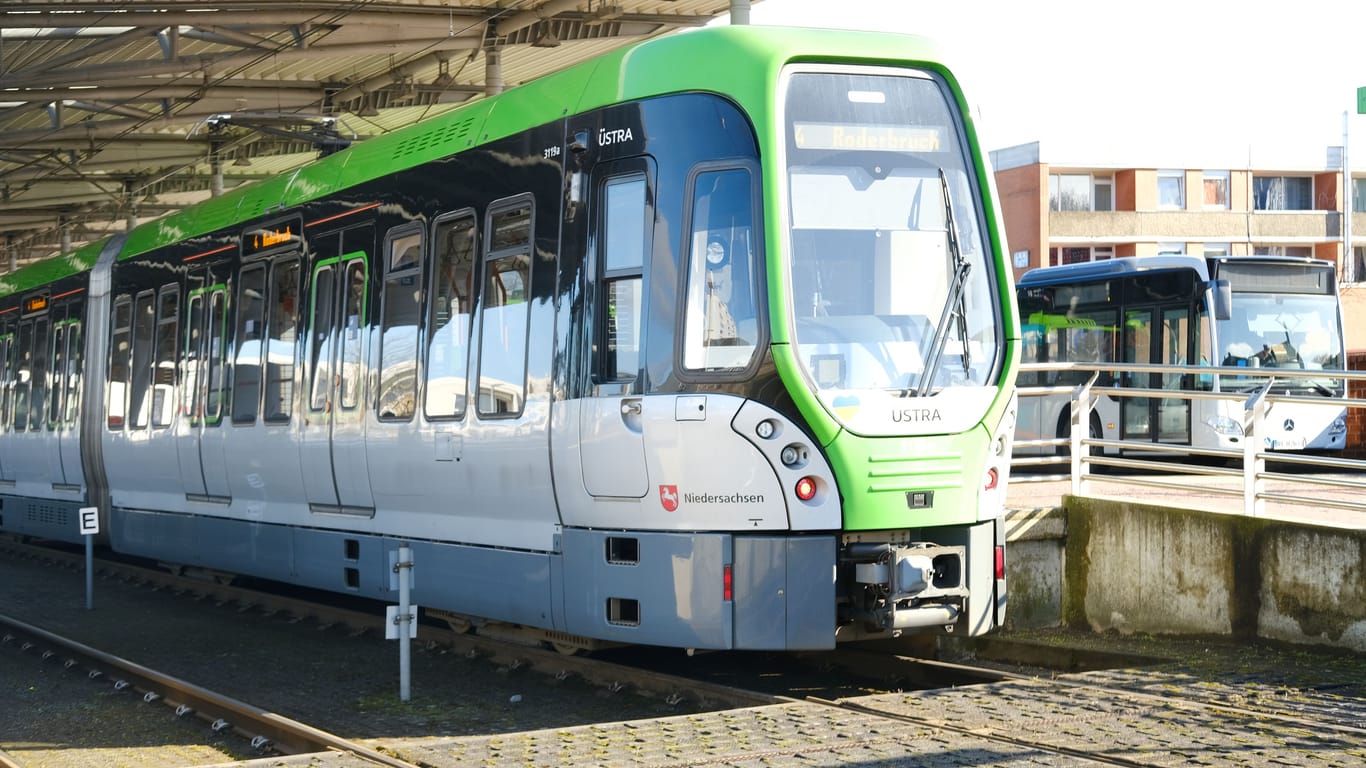 Eine Stadtbahn der Linie 4 steht an einem Bahnhof (Symbolbild): Ab 2025 gelten neue Ticketpreise.