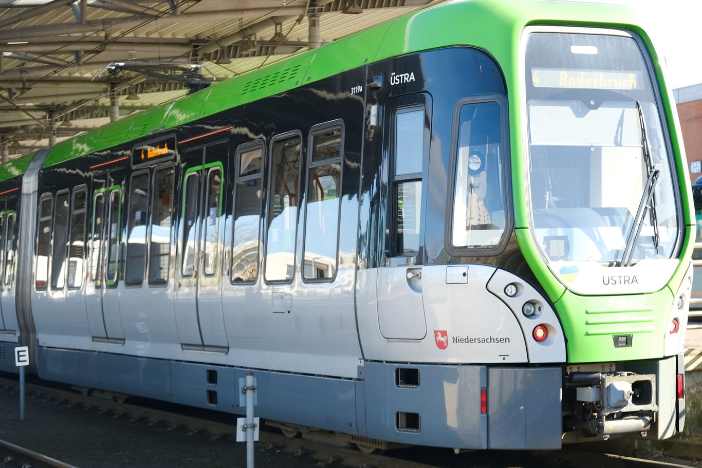 Eine Stadtbahn der Linie 4 steht an einem Bahnhof (Symbolbild): Ab 2025 gelten neue Ticketpreise.