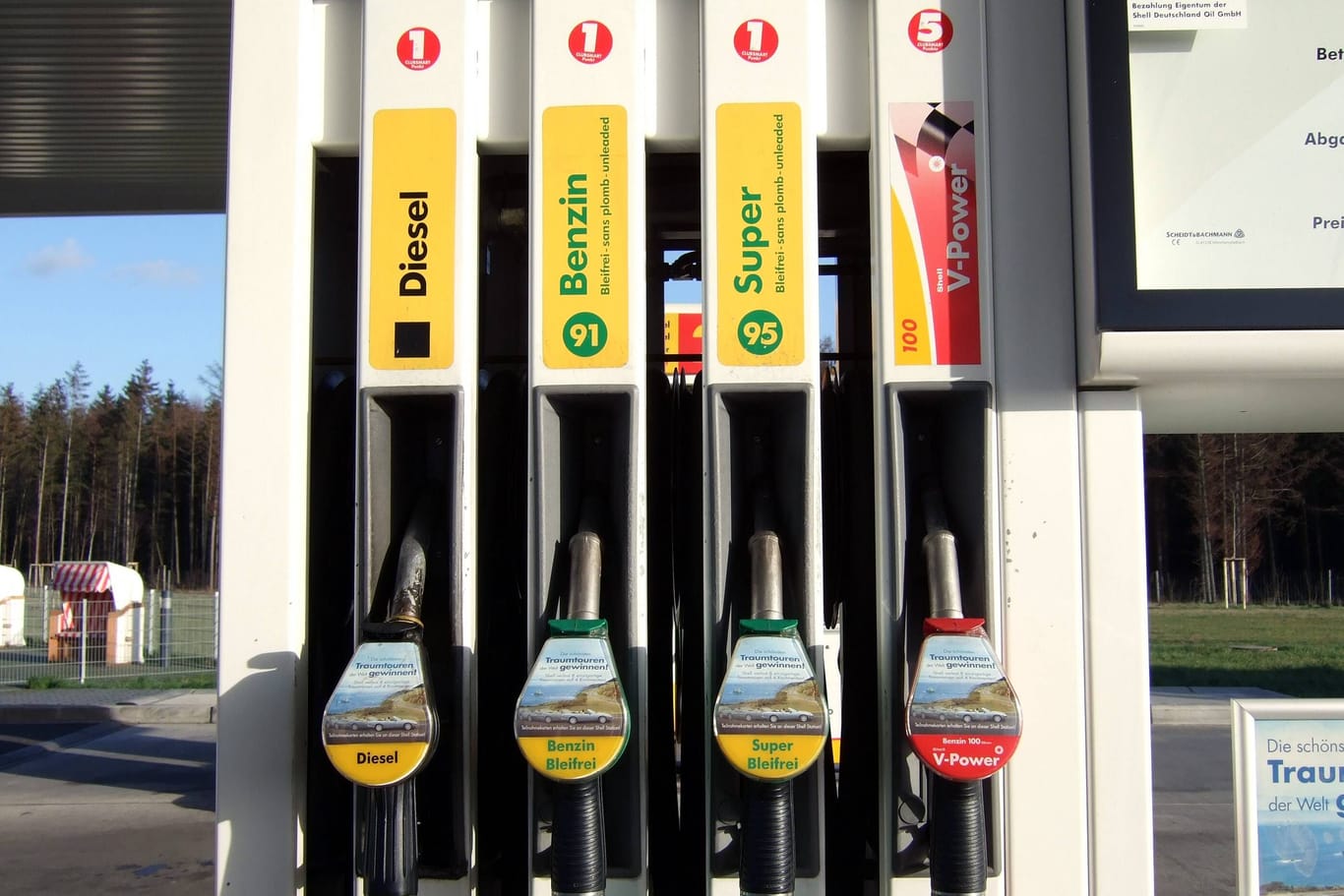 Kraftstoffauswahl an einer Tankstelle (Symbolbild): Auch der Dieselpreis ist in Berlin vergleichsweise günstig.