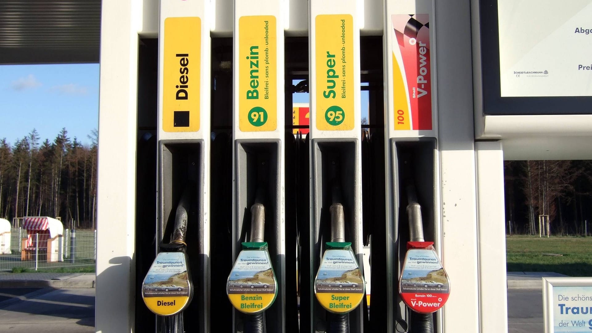 Kraftstoffauswahl an einer Tankstelle (Symbolbild): Auch der Dieselpreis ist in Berlin vergleichsweise günstig.