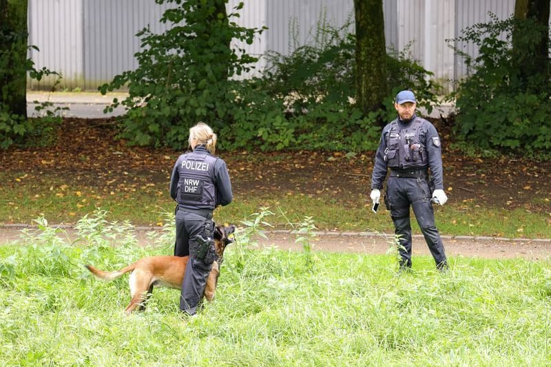 Solingen: Knapp drei Wochen nach dem tödlichen Messerangriff in Solingen sucht die Polizei in der Stadt erneut nach Beweismitteln.