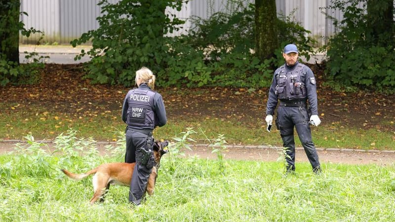 Solingen: Knapp drei Wochen nach dem tödlichen Messerangriff in Solingen sucht die Polizei in der Stadt erneut nach Beweismitteln.