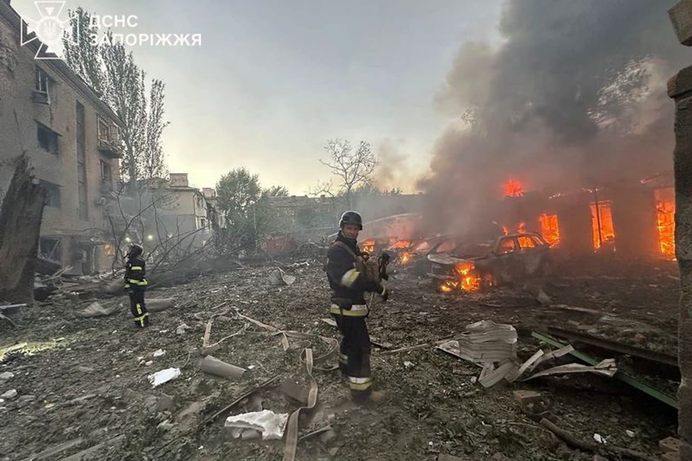 Auf diesem Foto löschen Feuerwehrleute ein Feuer, nachdem Russland die Stadt Saporischschja mit Lenkbomben angegriffen hat.