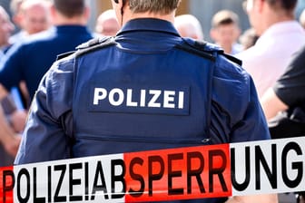 Polizist vor einer Absperrung (Symbolbild): Die Demonstration war nicht mit der Versammlungsbehörde abgestimmt.