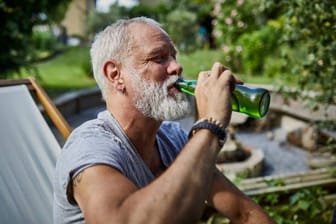 Zellgift: Alkohol erhöht das Risiko für mindestens sieben Krebsarten, darunter die häufigsten Formen wie Brustkrebs bei Frauen und Darmkrebs.