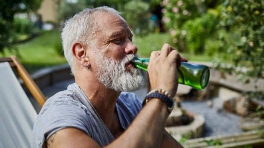 Zellgift: Alkohol erhöht das Risiko für mindestens sieben Krebsarten, darunter die häufigsten Formen wie Brustkrebs bei Frauen und Darmkrebs.