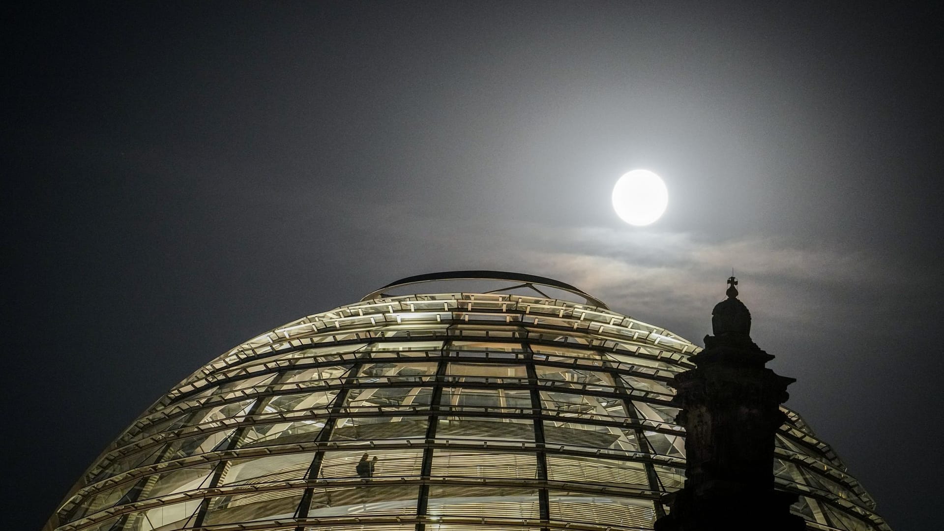 Vollmond über der Reichstagskuppel