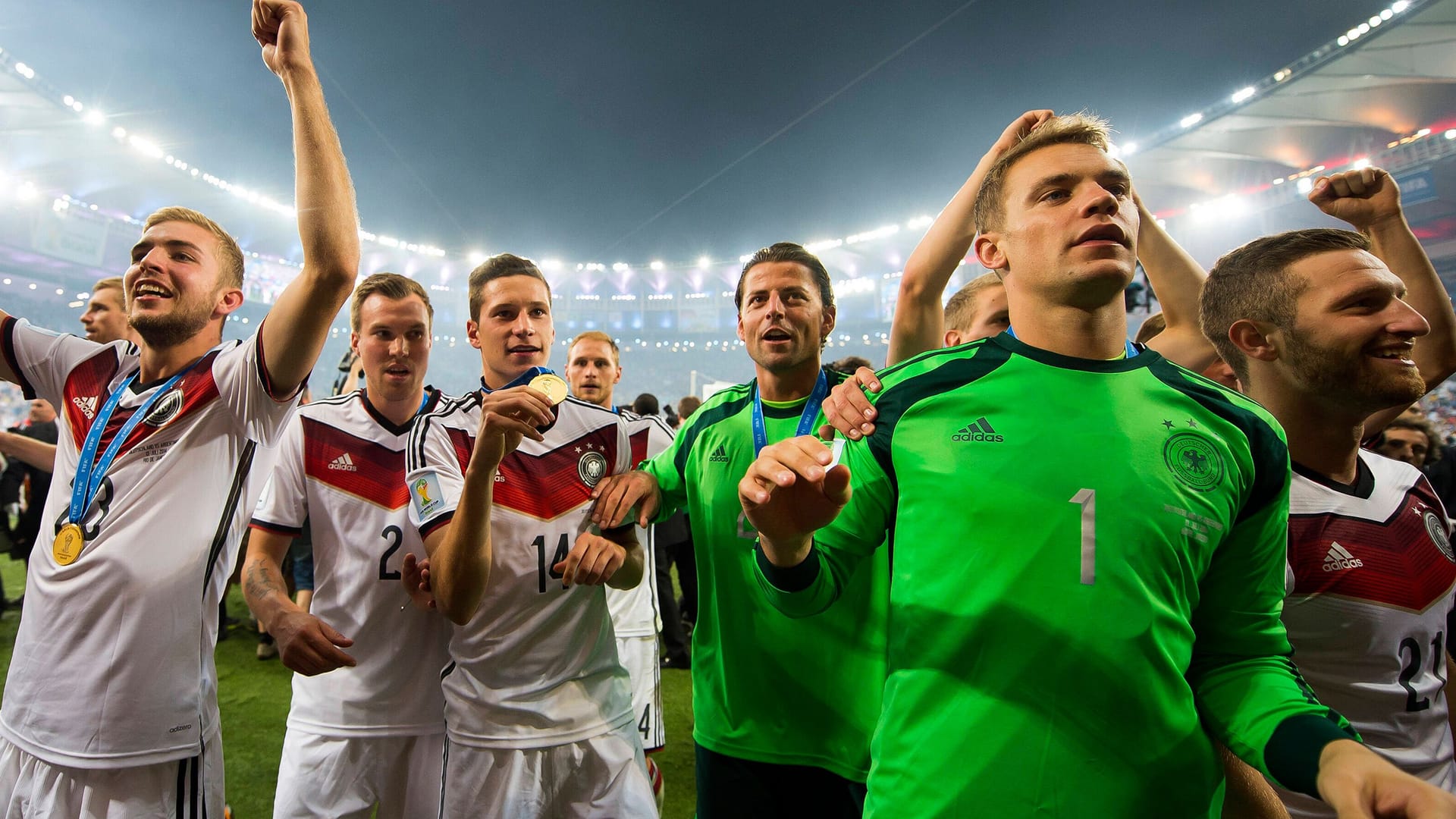 Geschichte geschrieben: Nationalspieler Kramer, Großkreutz, Draxler, Weidenfeller, Neuer und Mustafi (v. li.) nach dem WM-Finale 2014.