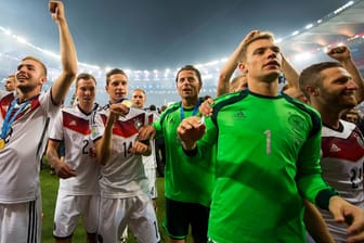 Geschichte geschrieben: Nationalspieler Kramer, Großkreutz, Draxler, Weidenfeller, Neuer und Mustafi (v. li.) nach dem WM-Finale 2014.