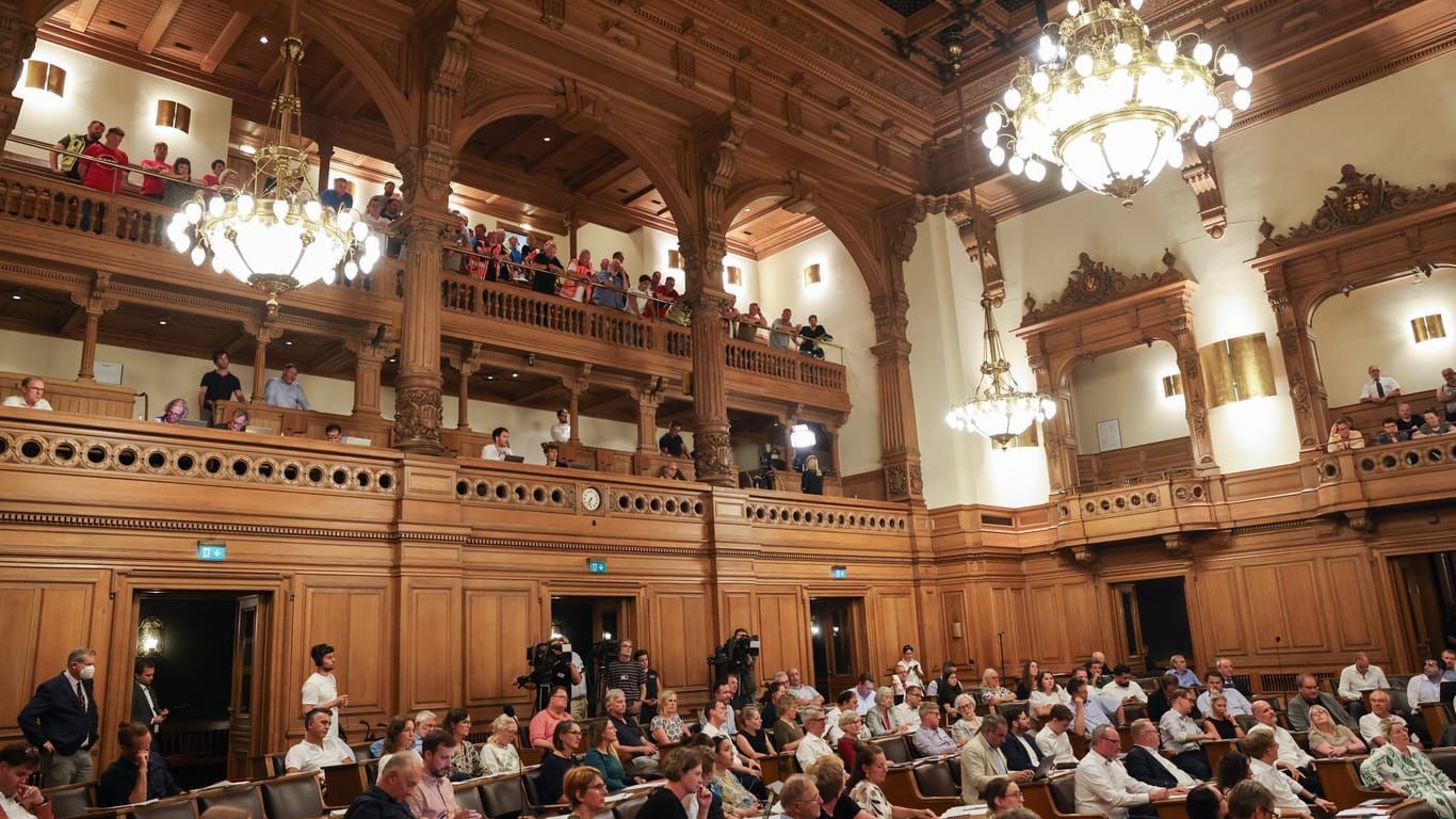 Mehrere Hafenarbeiter verfolgten die Sitzung der Hamburgischen Bürgerschaft im Rathaus. Dort setzte die rot-grüne Koalition den Deal trotz heftiger Proteste in zweiter und letzter Lesung durch.