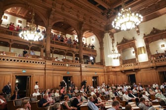 Mehrere Hafenarbeiter verfolgten die Sitzung der Hamburgischen Bürgerschaft im Rathaus. Dort setzte die rot-grüne Koalition den Deal trotz heftiger Proteste in zweiter und letzter Lesung durch.