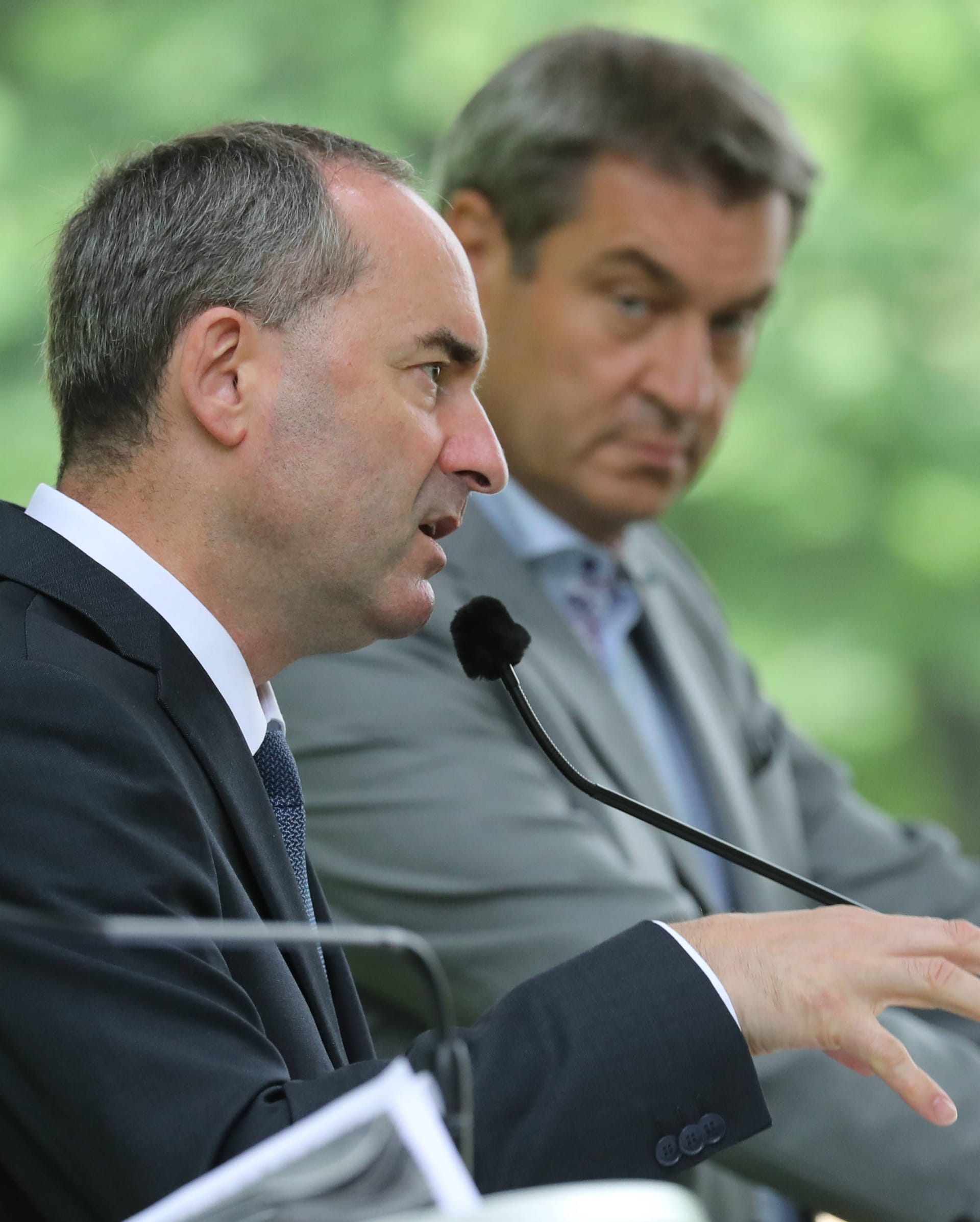 Hubert Aiwanger (l) und Markus Söder: Sie bilden das bayerische Spezi.