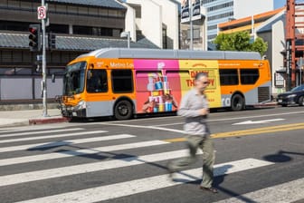 Ein Bus in der Millionenmetropole Los Angeles (Symbolbild).