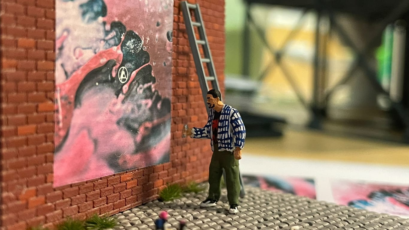 Eine Figur von Linkin Park-Mitglied Mike Shinoda ist seit Kurzem im Miniatur-Wunderland zu sehen.