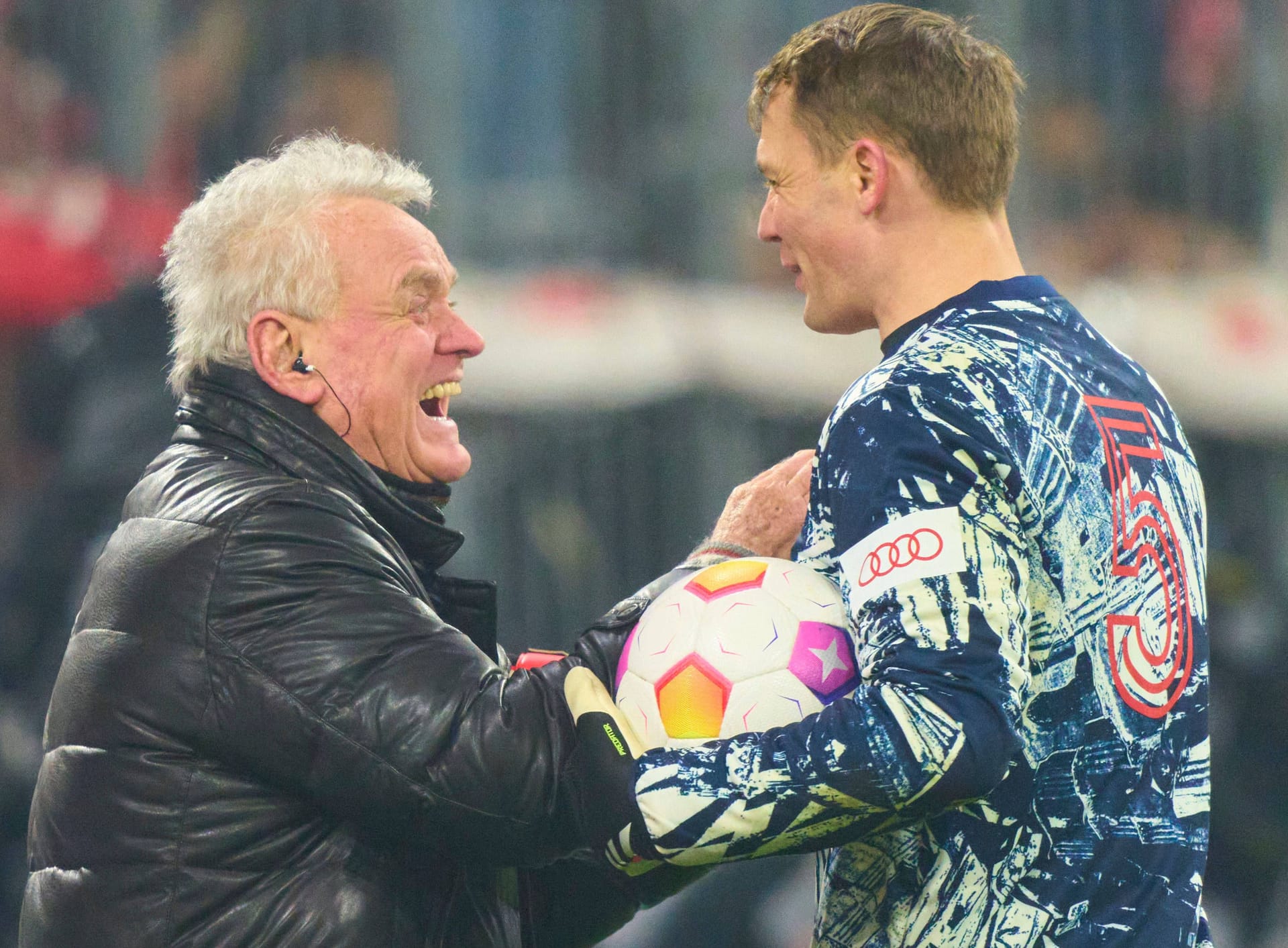 Sepp Maier (l.) und Manuel Neuer: Die beiden Torhüter prägten das Spiel des FC Bayern jeweils über viele Jahre.