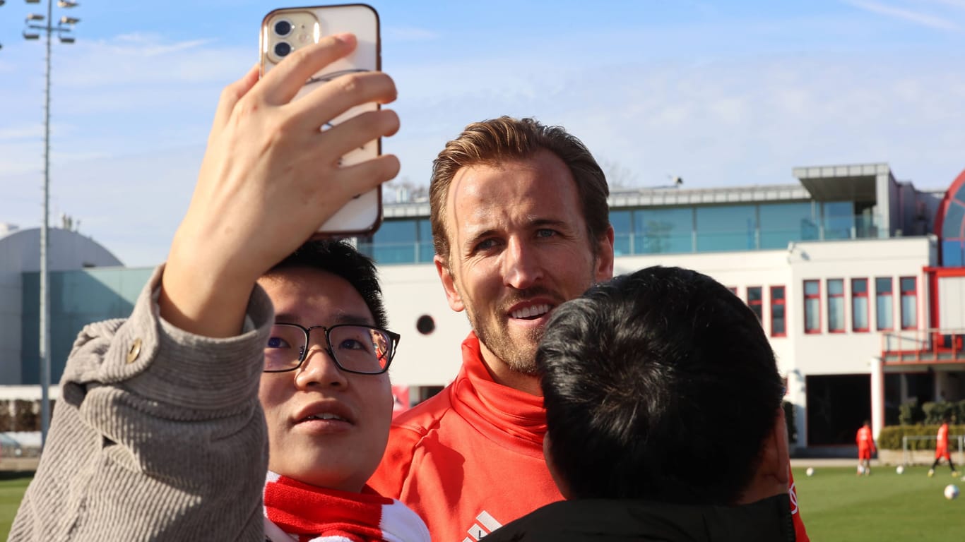 Ein Fan macht ein Selfie mit Harry Kane (Archivbild): Der Bayern-Stürmer ist auf Instagram gefragt wie kein zweiter Bundesliga-Profi.