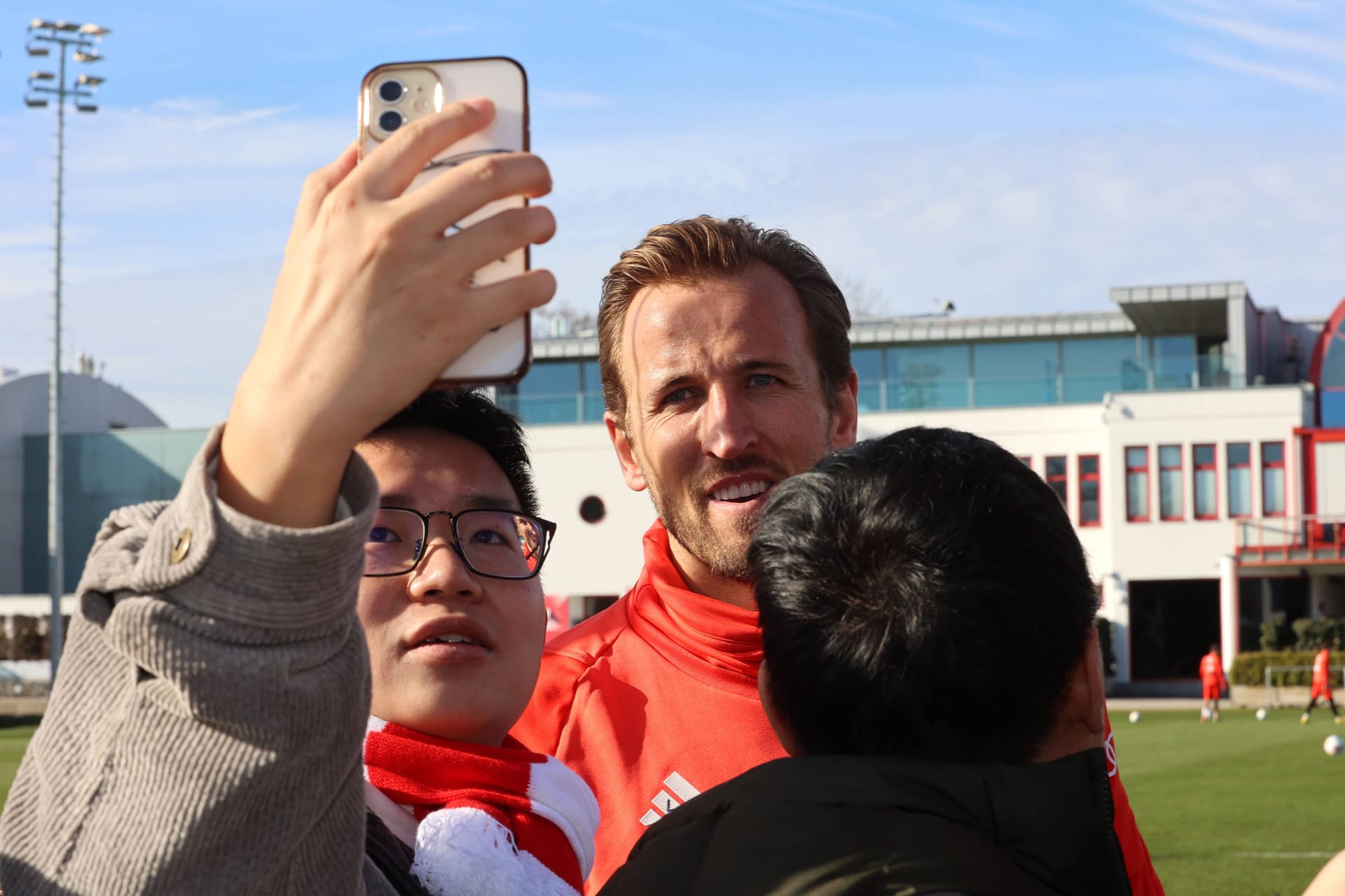 Ein Fan macht ein Selfie mit Harry Kane (Archivbild): Der Bayern-Stürmer ist auf Instagram gefragt wie kein zweiter Bundesliga-Profi.