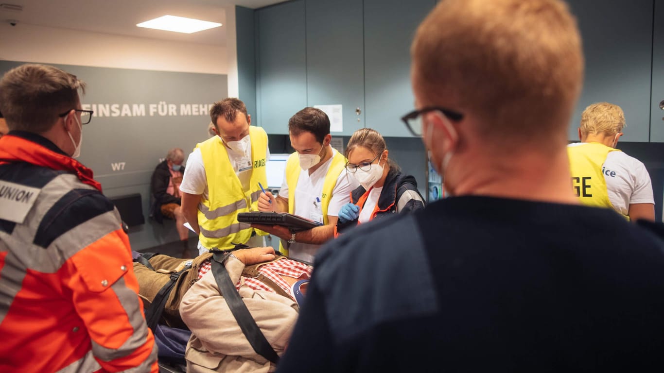 Sanitäter und Notfallmediziner der Aicher Ambulanz (Archivbild): Am Wochenende hatten die Retter bereits alle Hände voll zu tun.