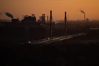 Thyssenkrupp-Stahlwerk in Duisburg: Der Konzern würde die Stahlsparte gerne abstoßen.