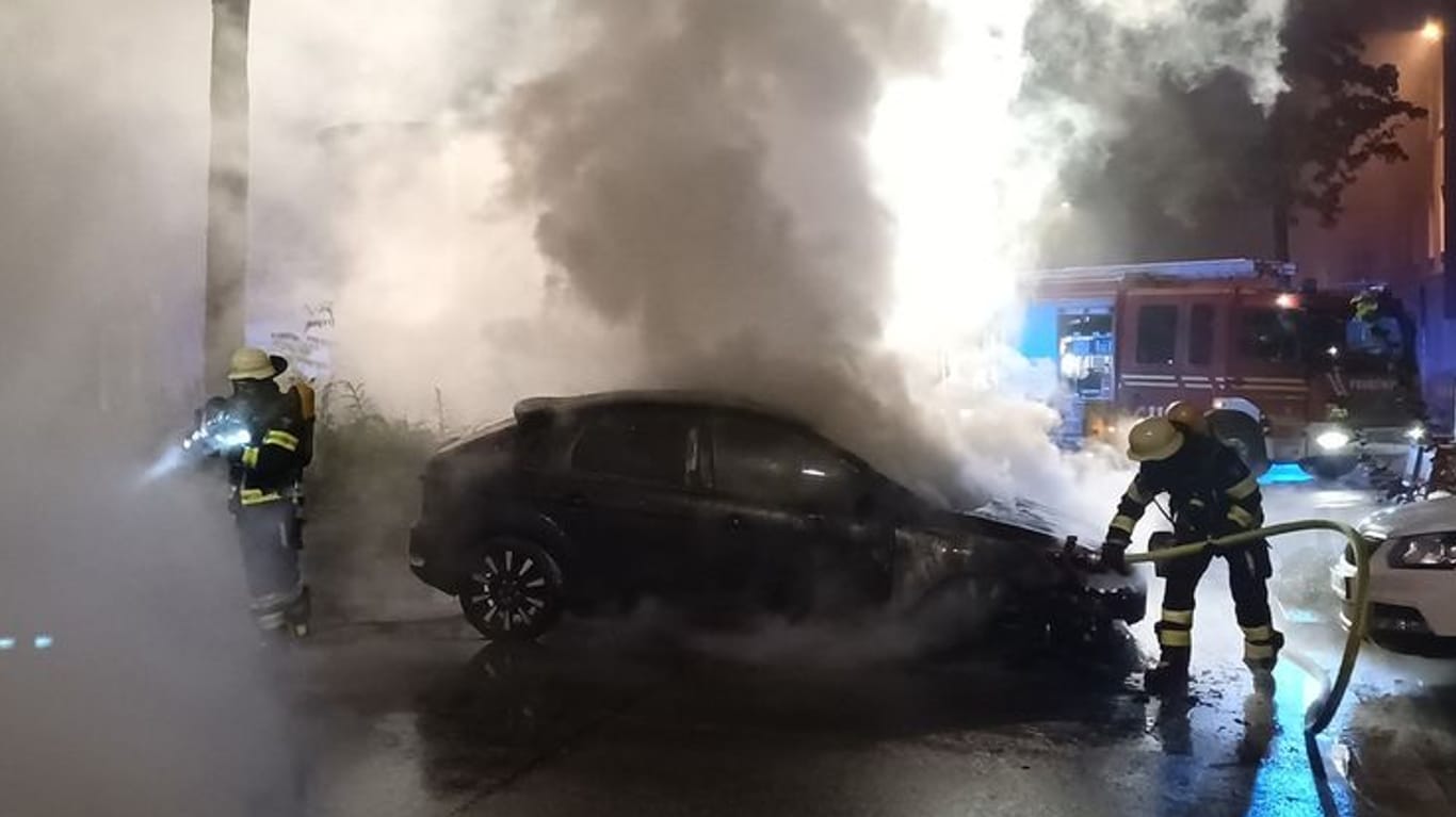 Dichter Qualm steigt nach oben: Die Feuerwehr in München musste zu einem Autobrand ausrücken.