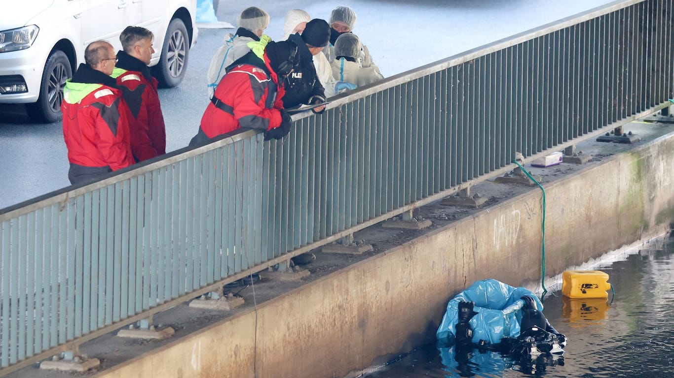 Taucher der Hamburger Polizei sind an einem Kanal in Wilhelmsburg im Einsatz: Hier entdeckte ein Angler im Januar 2023 menschliche Überreste.