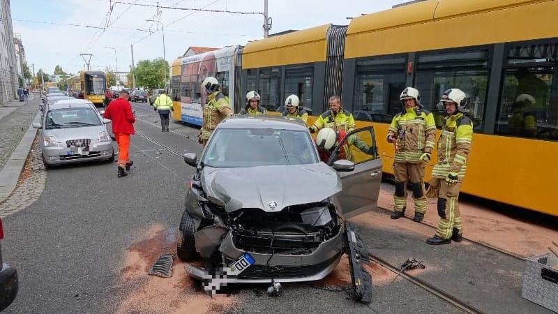 Die Kameraden der Feuerwehr sichern die Unfallstelle an der Kreuzung Cottaer Straße/Gambrinusstraße: Die Straßenbahnlinie 2 wurde umgeleitet.