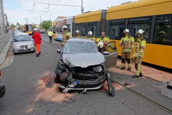 Die Kameraden der Feuerwehr sichern die Unfallstelle an der Kreuzung Cottaer Straße/Gambrinusstraße: Die Straßenbahnlinie 2 wurde umgeleitet.