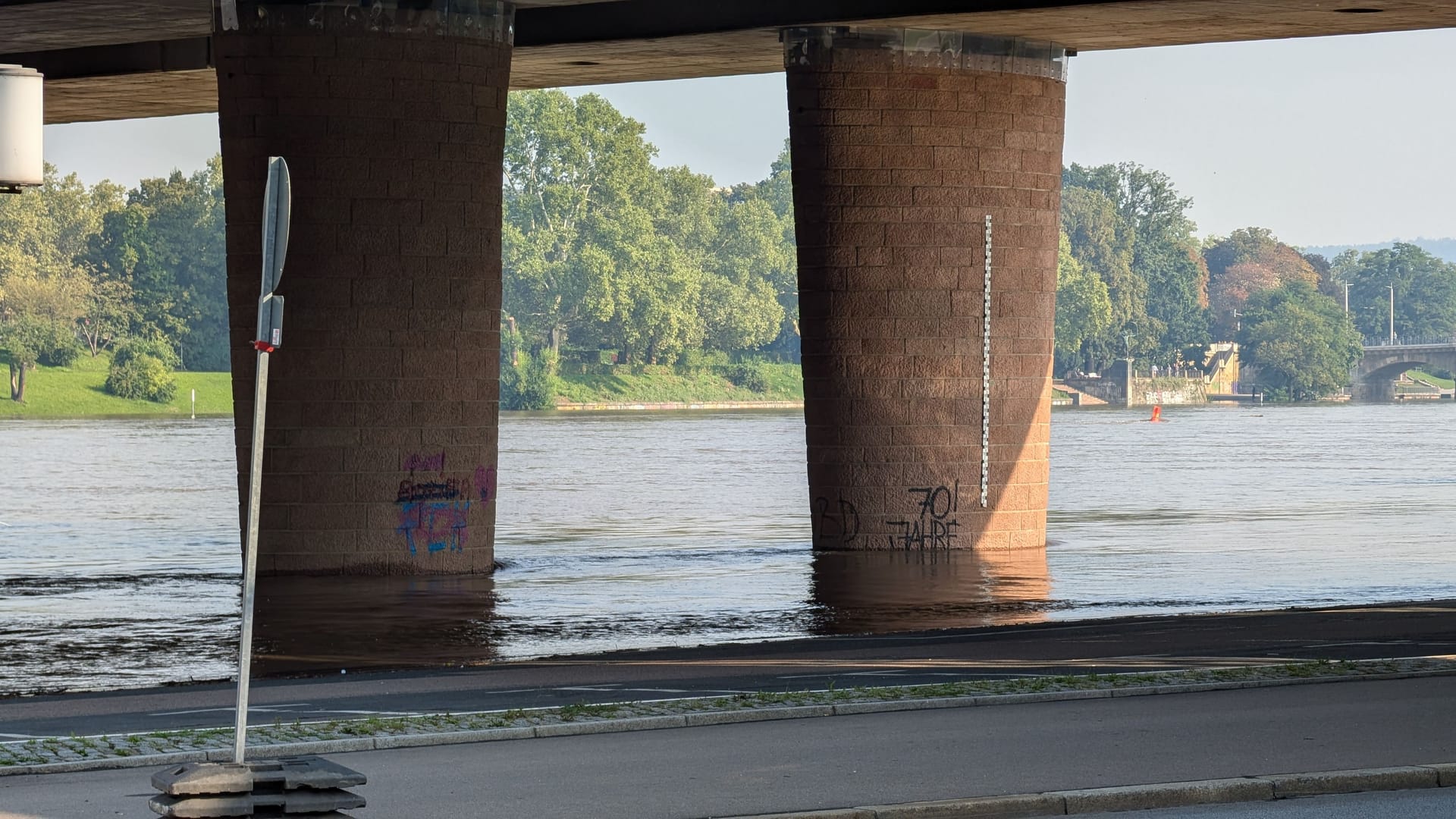 Messlatte an der Carolabrücke: Laut Hochwasserzentrum besteht im Allgemeinen ab sieben Metern Gefahr für Leib und Leben. Laut dem Abwehrplan der Stadt ist allerdings erst ab einem Wasserstand von über neun Metern mit größeren Schäden zu rechnen.