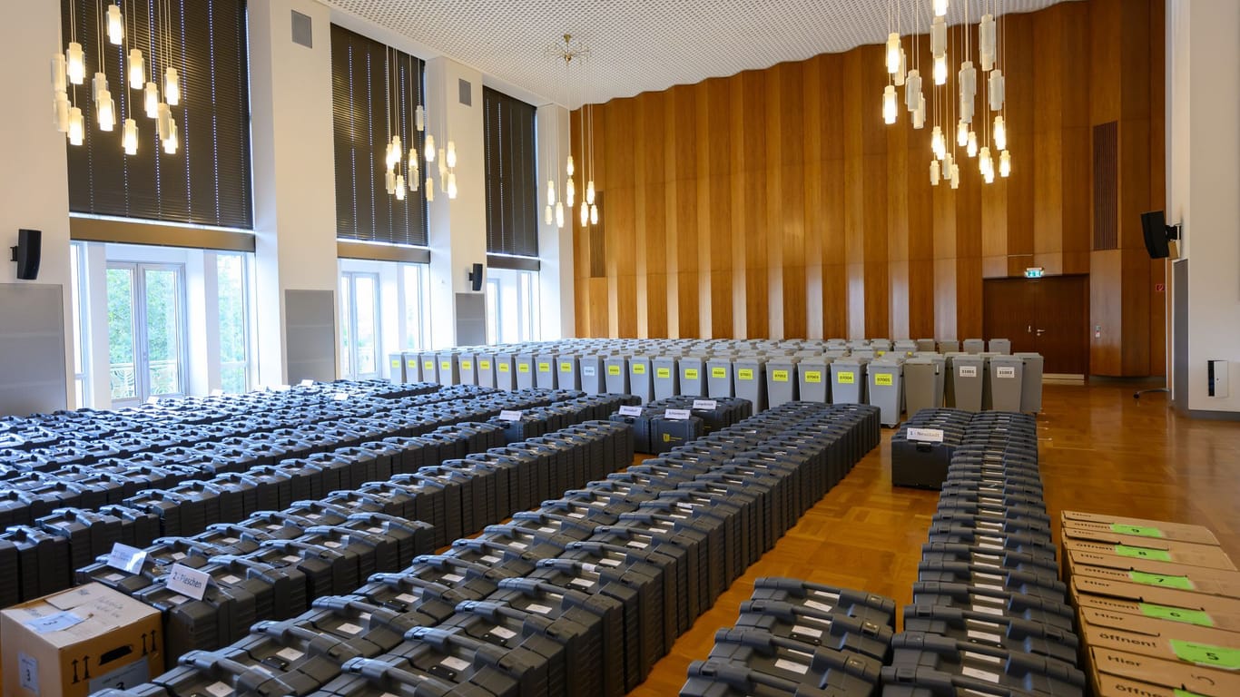 Wahlurnen und Wahlkoffer stehen im Rahmen der Sitzung des Kreiswahlausschusses im Festsaal im Rathaus. Der Ausschuss tritt aufgrund des Verdachts der Wahlfälschung in Dresden zur Landtagswahl in Sachsen zusammen.