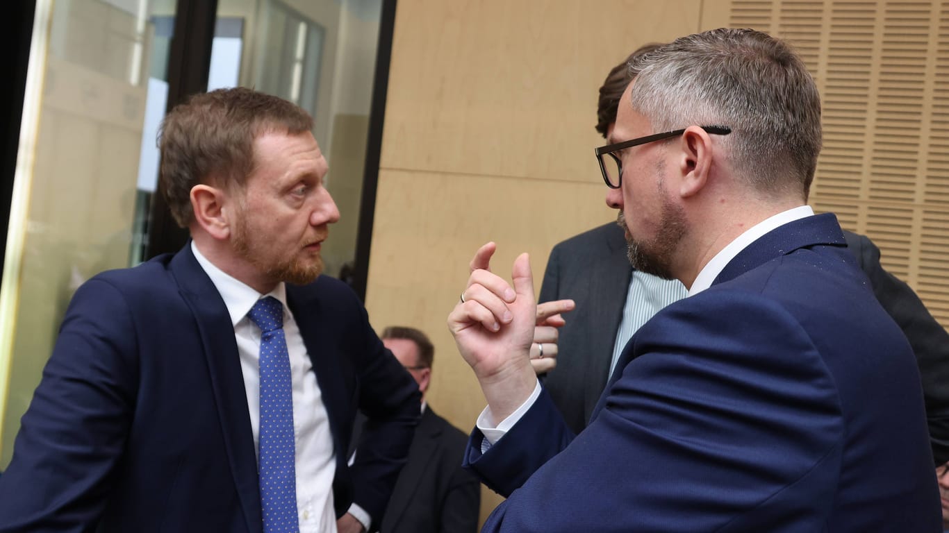 Ministerpräsident Michael Kretschmer (CDU) und Wirtschaftsminister Martin Dulig (SPD) diskutieren.