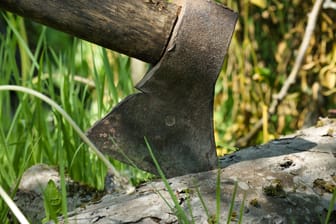 Eine Axt (Symbolbild): Der Vater wurde bei der Attacke verletzt.