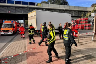 Einsatzkräfte von Polizei und Feuerwehr am Unfallort: Mehrere Zeugen mussten das Unglück mit ansehen.