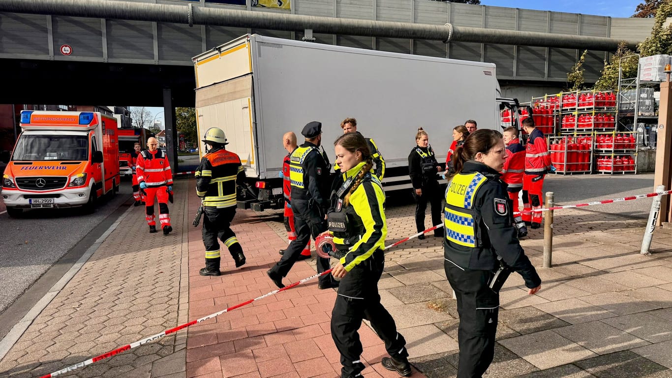 Einsatzkräfte von Polizei und Feuerwehr am Unfallort: Mehrere Zeugen mussten das Unglück mit ansehen.