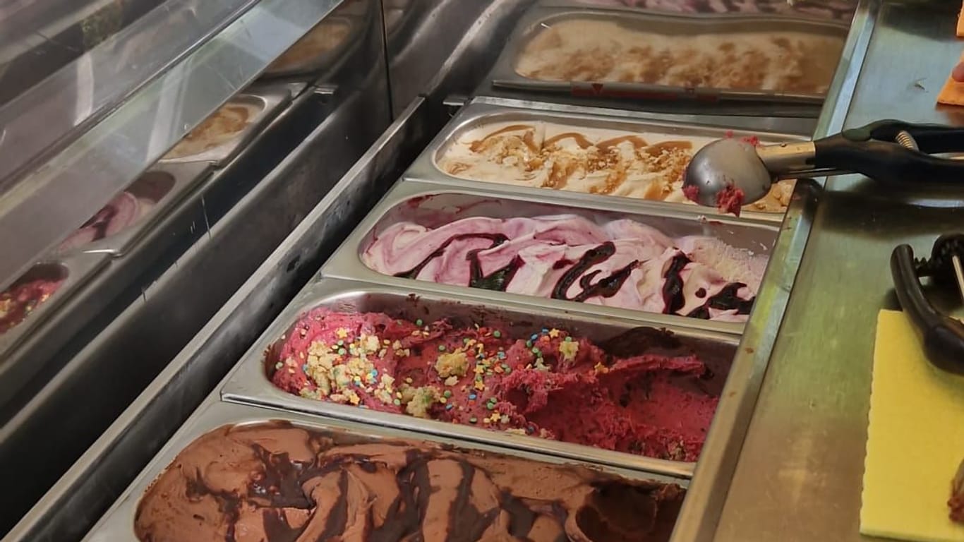 Eisvitrine im Eisladen von Franziska Meis: Schoko und Stracciatella muss es immer geben.