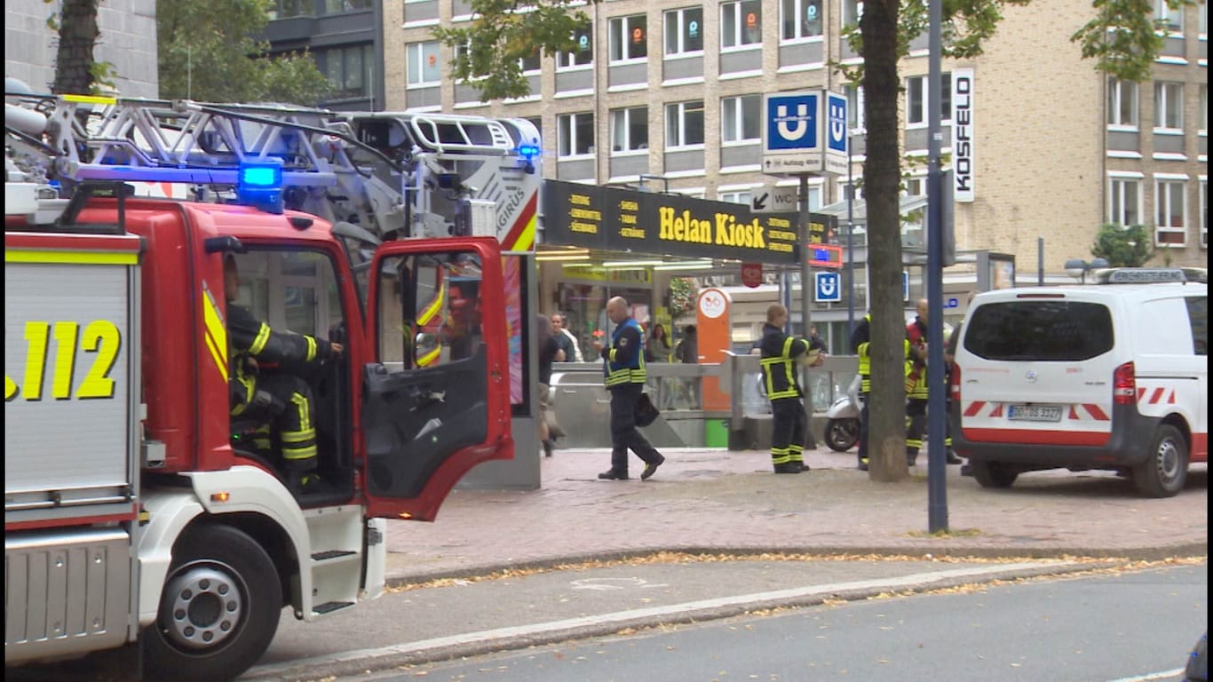 Mehrere Löschzüge eilten am Dienstag an die Haltestelle "Kampstraße": In einer U-Bahn hatte es eine Rauchentwicklung gegeben.