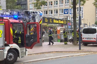 Mehrere Löschzüge eilten am Dienstag an die Haltestelle "Kampstraße": In einer U-Bahn hatte es eine Rauchentwicklung gegeben.