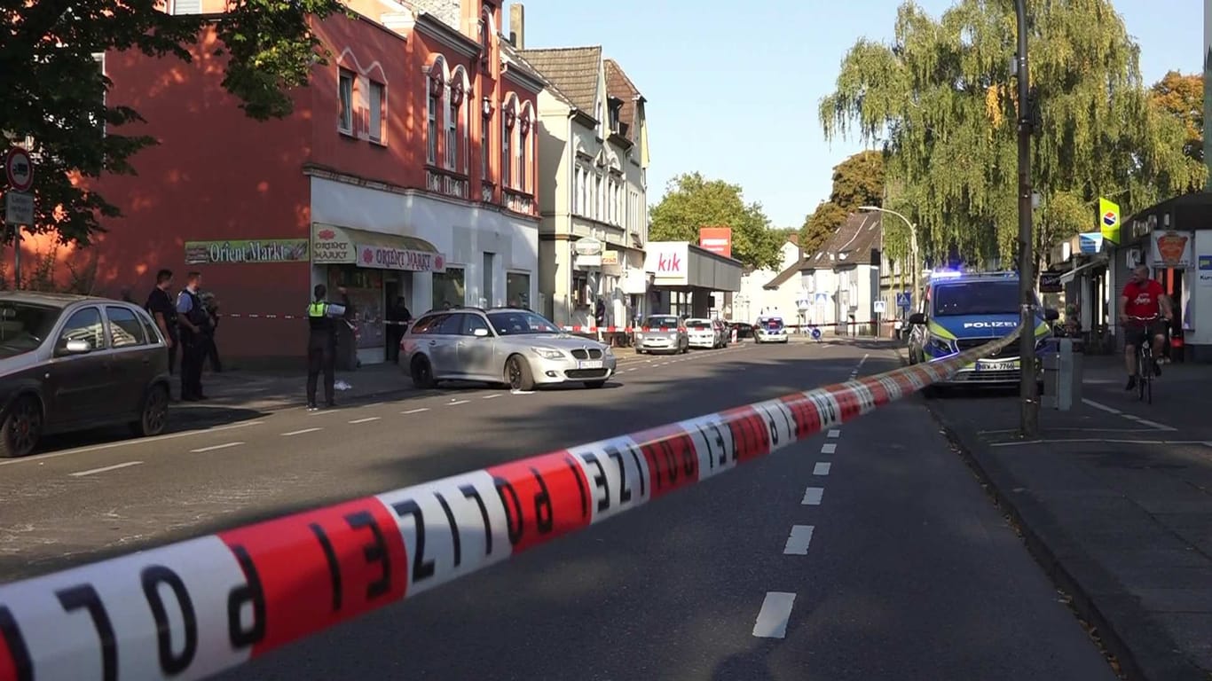 Absperrband auf der Westerfilder Straße: Hier ist es am frühen Samstagabend zu einem schweren Unfall gekommen.