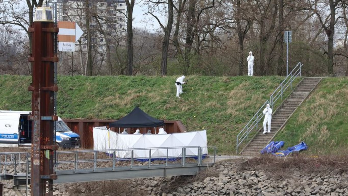 Polizisten untersuchen am Fundort einer Leiche die Umgebung: Am Hafen in Köln ist im März ein 15-Jähriger tot an einer Landzunge gefunden worden.