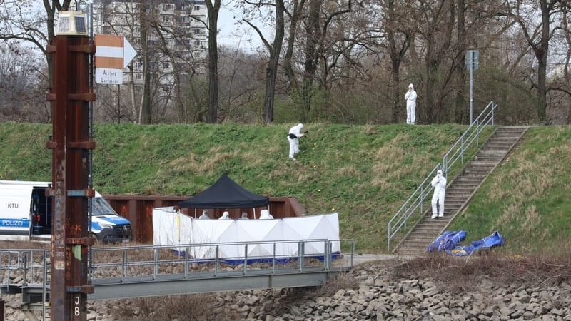 Polizisten untersuchen am Fundort einer Leiche die Umgebung: Am Hafen in Köln ist im März ein 15-Jähriger tot an einer Landzunge gefunden worden.