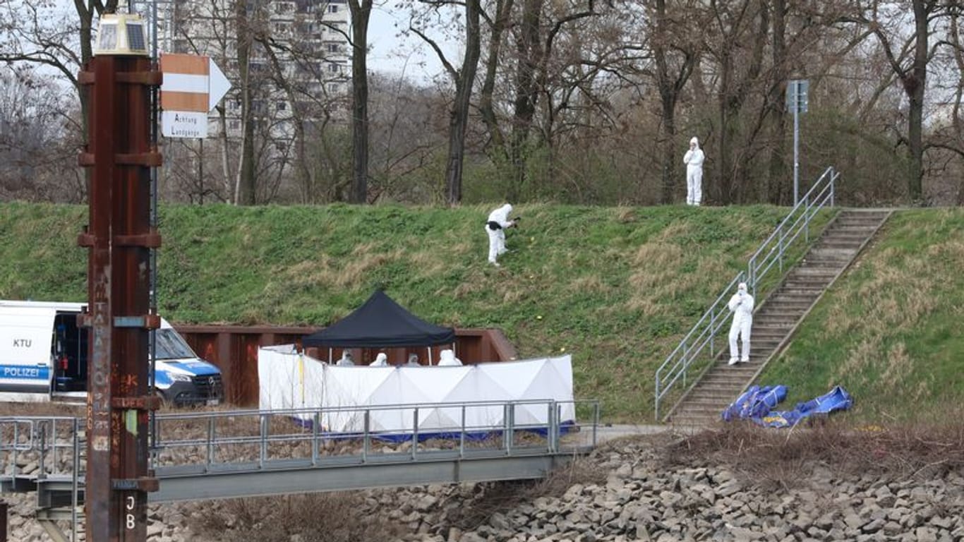 Polizisten untersuchen am Fundort einer Leiche die Umgebung: Am Hafen in Köln ist im März ein 15-Jähriger tot an einer Landzunge gefunden worden.