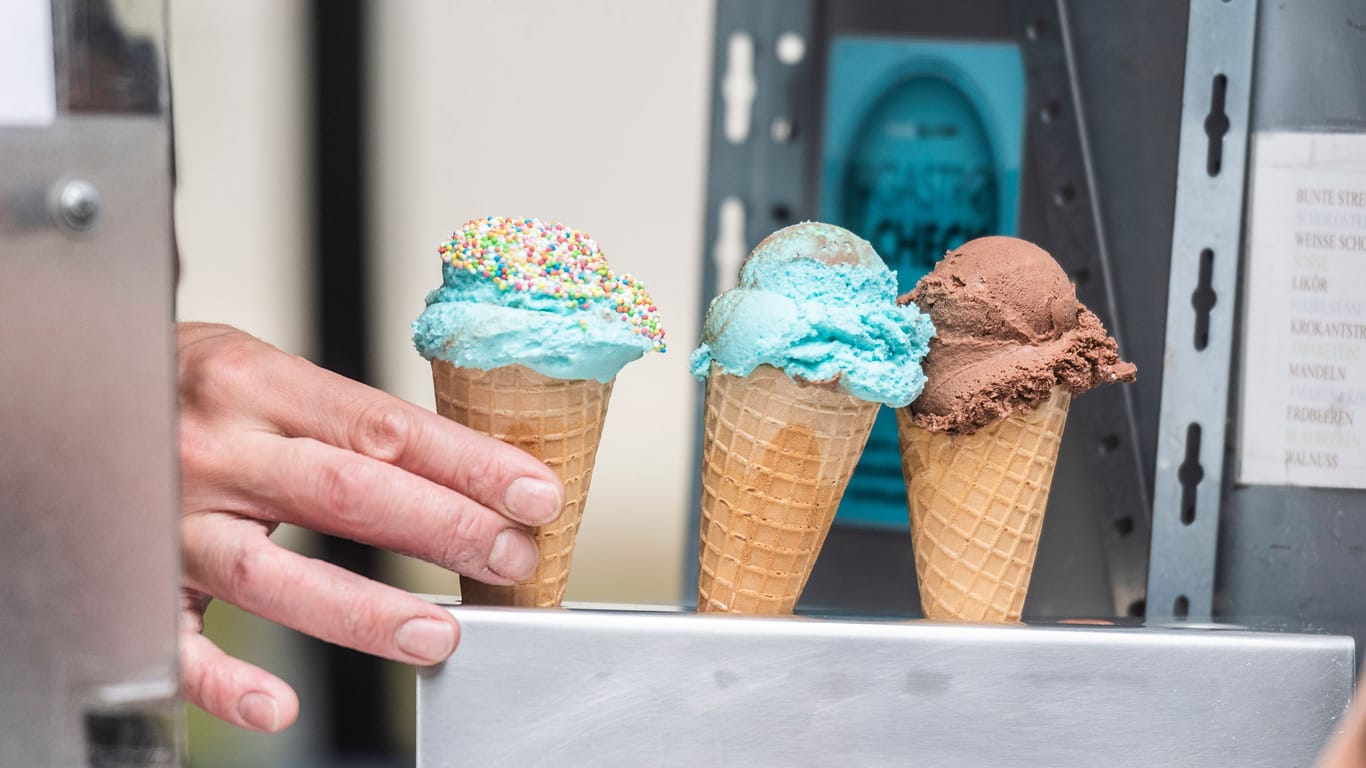 Eis in einem Eiscafé (Symbolfoto): Ein Bremer Lokal lässt Männer nur etwas zum Mitnehmen bestellen.