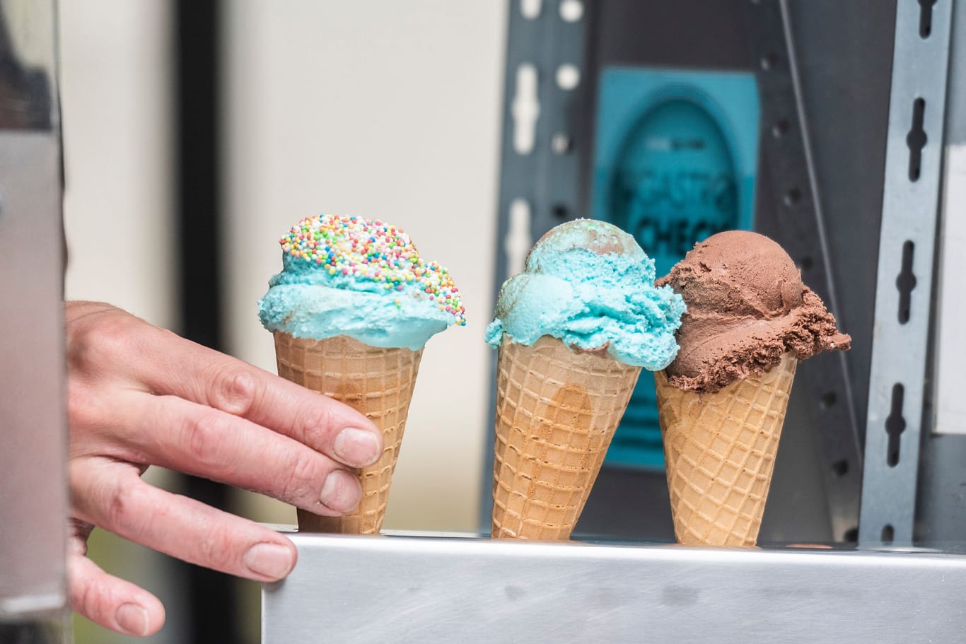 Eis in einem Eiscafé (Symbolfoto): Ein Bremer Lokal lässt Männer nur etwas zum Mitnehmen bestellen.