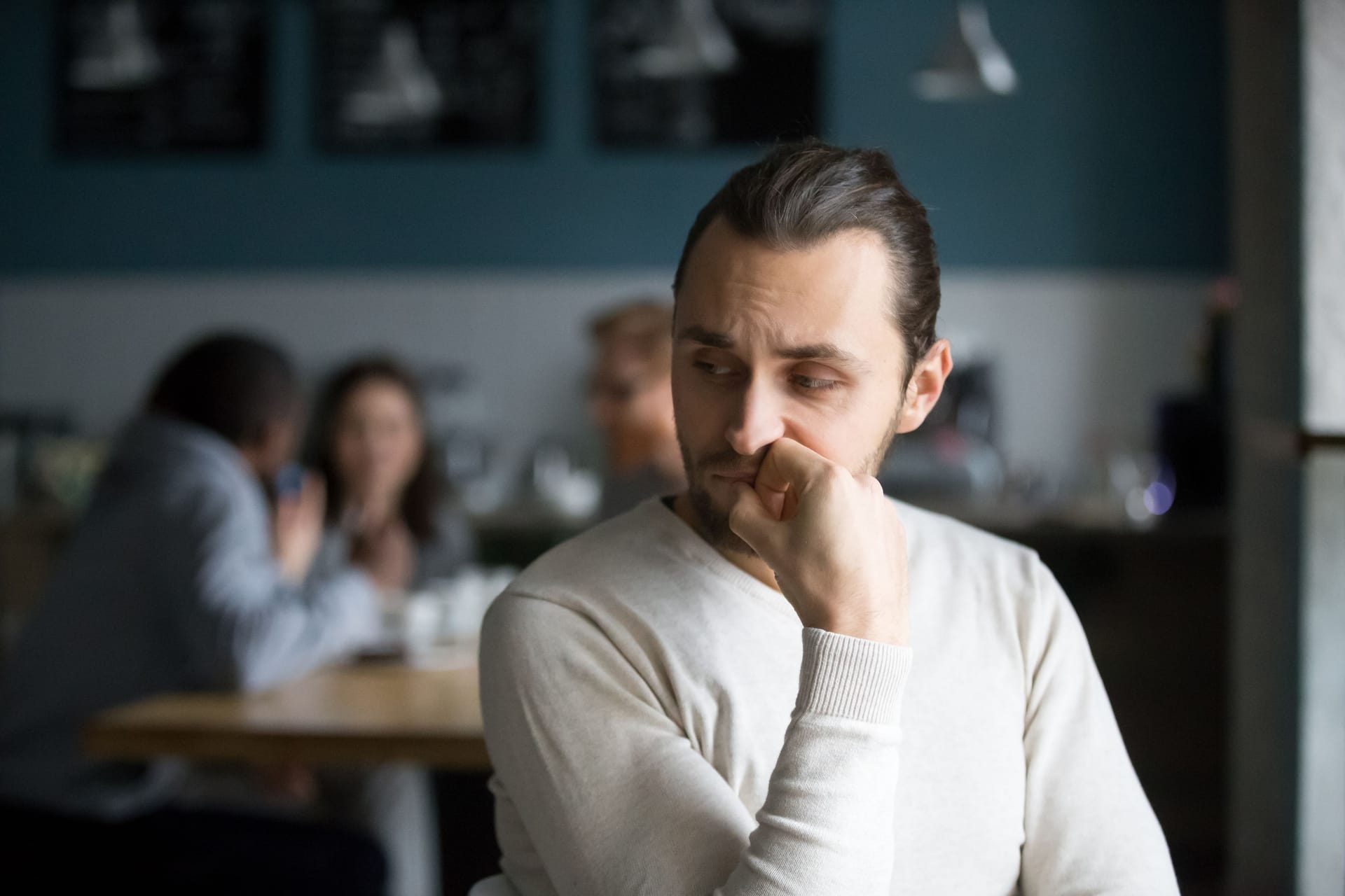 Auf der Arbeit im Büro: Introvertierten Menschen fällt es oft schwerer sich in Gruppensituationen einzubringen.