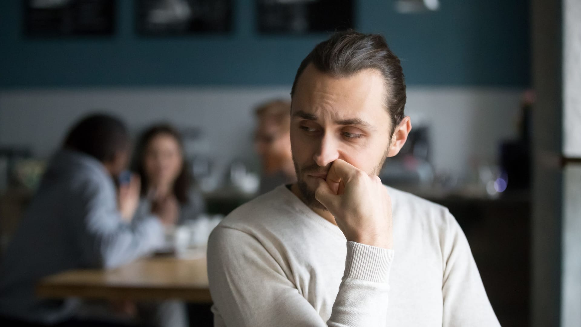 Auf der Arbeit im Büro: Introvertierten Menschen fällt es oft schwerer sich in Gruppensituationen einzubringen.