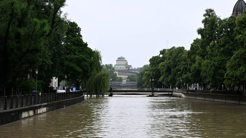 Ein sehr hoher Wasserstand der Isar ist auf der Höhe der Praterinsel zu sehen: Ein junger Mann brachte sich selbst in große Gefahr.