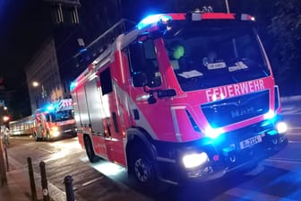 Feuerwehr bei Nacht im Einsatz (Symbolbild): Wegen des Feuers musste die Altonaer Straße gesperrt werden.