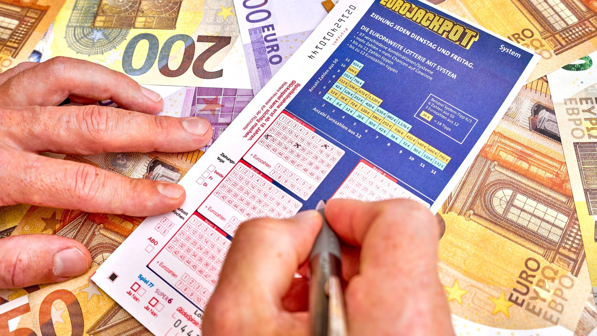 Spieler füllt einen Schein des Eurojackpot aus.
